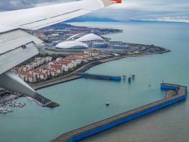 Sochi, RUSSIA, 12 Nisan 2021. Uluslararası havaalanındaki iniş yapan uçağın penceresinden Adler 'e bak.