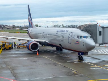 Sochi, Rusya, 12 Nisan 2021. Havaalanındaki uçağın zemin kontrolü.