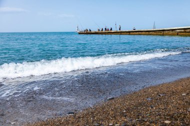Resimli sörf hattı ve uzak mesafedeki balıkçılar