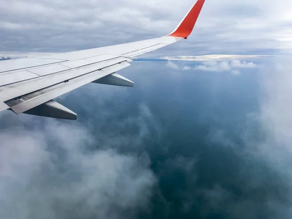 从飞机窗上俯瞰美丽的海面 — 图库照片