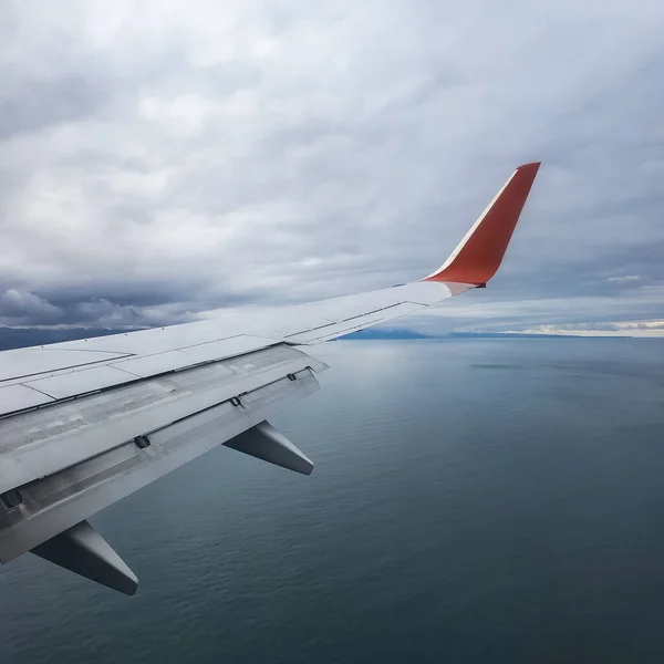 Θέα Από Παράθυρο Του Αεροπλάνου Μια Γραφική Επιφάνεια Της Θάλασσας — Φωτογραφία Αρχείου