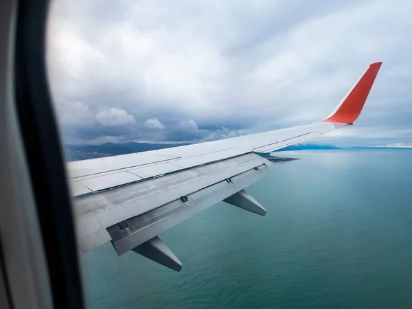 Widok Okna Samolotu Malowniczą Powierzchnię Morza — Zdjęcie stockowe