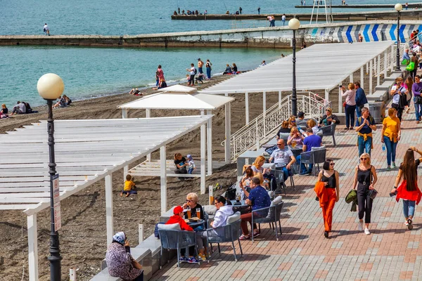 Sochi Russia April 2021 People Walk Embankment Sunny Spring Day — Stock Photo, Image