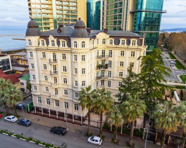 Sochi, Rusya, 12 Nisan 2021. Bulutlu bir bahar gününde tipik şehir manzarası, modern şehir mimarisi. Yüksek bir noktadan görünüm.