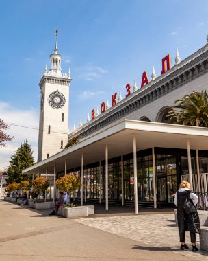 Sochi, Rusya, 15 Nisan 2021. Tren istasyonu binasının mimari parçası.