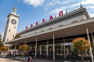 Sochi, Rusya, 15 Nisan 2021. Tren istasyonu binasının mimari parçası.