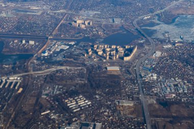 Moskova bölgesinde, büyük bir yükseklikte uçan uçağın penceresinden kara yüzeyinin görüntüsü