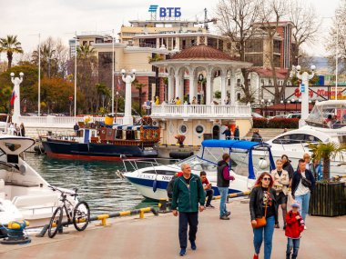 Sochi, Rusya, 16 Nisan 2021. İnsanlar Sochi Marina limanında yürüyüşe çıkıyor.