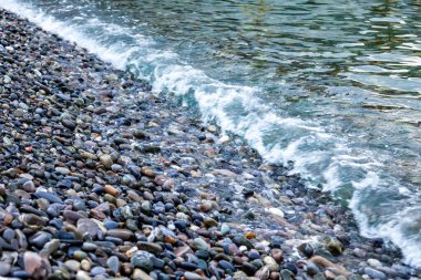 Şeffaf deniz suyu ve taşlar altındaki arka plan