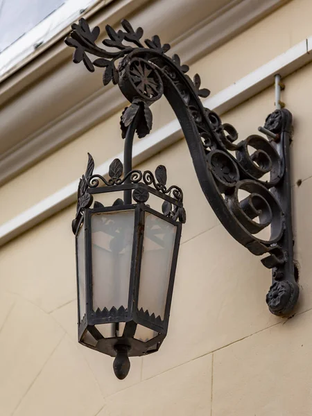 Sochi, Rusya, 12 Nisan 2021. Şehrin turistik sembollerinden biri olan deniz istasyonunun ön cephesindeki güzel sokak lambaları Sochi Marina limanındaki Yatlar