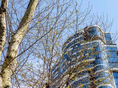 Sochi, Rusya, 12 Nisan 2021. Modern şehir mimarisi. Çok katlı bir binanın ön cephesinin parçası