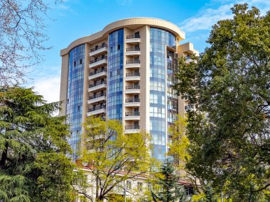 Sochi, Rusya, 12 Nisan 2021. Modern şehir mimarisi. Çok katlı bir binanın ön cephesinin parçası