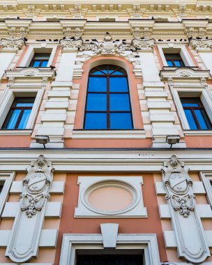 Moskova, Rusya, 11 Ağustos 2020. Şehrin tarihi semtinin mimari topluluğu. Cephe Parçası