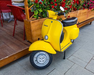 Moskova, Rusya, 25 Mayıs 2021. Şehir caddesinde sarı bisiklet