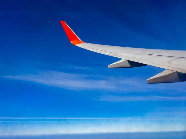 Blick Auf Erde Und Wolken Aus Einem Fenster Des Fliegenden — Stockfoto