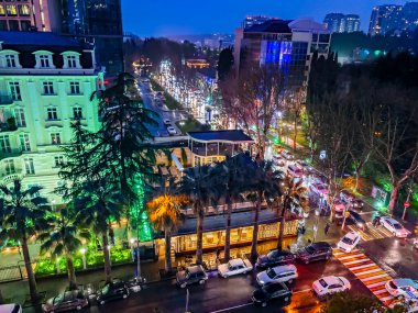 Sochi, Rusya, 12 Nisan 2021. Bulutlu bir bahar gününde tipik şehir manzarası, modern şehir mimarisi. Gece yüksek bir noktadan görünüm