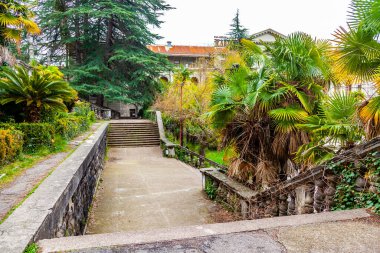 Sochi, Rusya, 13 Nisan 2021. Terk edilmiş Ordzhonikidze sanatoryumundaki eski taş merdiven, tarihi ve kültürel dönüm noktası