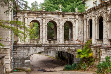 Sochi, Rusya, 13 Nisan 2021. Terk edilmiş Ordzhonikidze sanatoryumu binasında güzel bir kemerli galeri, tarihi ve kültürel bir eser..