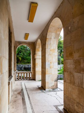 Sochi, Rusya, 13 Nisan 2021. Terk edilmiş Ordzhonikidze sanatoryumu binasında güzel bir kemerli galeri, tarihi ve kültürel bir eser..