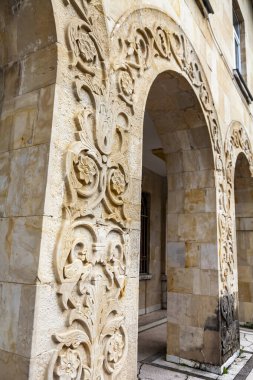 Sochi, Rusya, 13 Nisan 2021. Terk edilmiş Ordzhonikidze sanatoryumunun ön cephesinin tarihi ve kültürel simgesi..