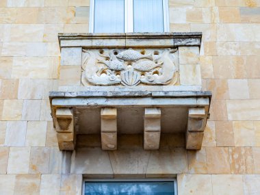 Sochi, Rusya, 13 Nisan 2021. Terk edilmiş Ordzhonikidze sanatoryumunun ön cephesinin tarihi ve kültürel simgesi..