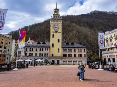 krasnaya polyana, Rusya, 15 Nisan 2021. Şehrin merkezi manzarası Roza Khutor