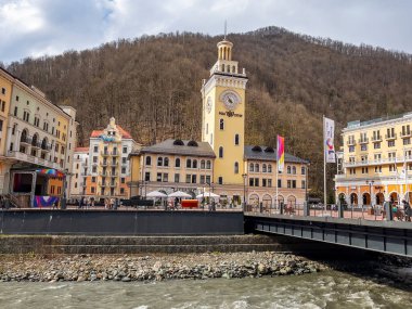 krasnaya polyana, Rusya, 15 Nisan 2021. Roza Khutor 'daki toprak setin görüntüsü