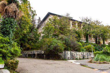 Sochi, Rusya, 13 Nisan 2021. Tarihi ve kültürel bir eser olan terk edilmiş Ordzhonikidze sanatoryumunun mimari topluluğu.