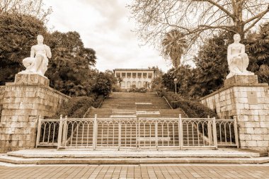 Sochi, Rusya, 13 Nisan 2021. Terk edilmiş Ordzhonikidze sanatoryumundaki eski taş merdiven, tarihi ve kültürel dönüm noktası