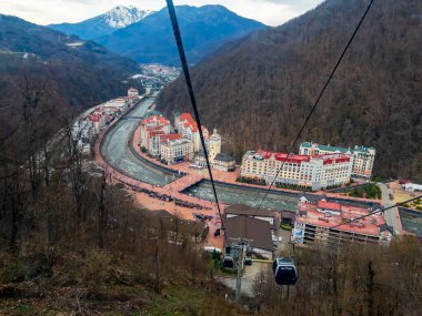 krasnaya polyana, Rusya, 15 Nisan 2021. Füniküler bölümden Roza Khutor 'a bak