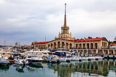 Sochi, Rusya, 12 Nisan 2021. Şehrin turistik sembollerinden biri olan deniz istasyonunun inşaatı Sochi Marina limanında yapılmaktadır.