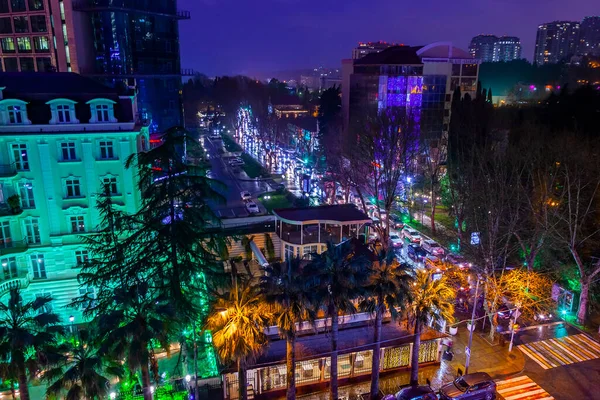 Sochi, Rusya, 12 Nisan 2021. Bulutlu bir bahar gününde tipik şehir manzarası, modern şehir mimarisi. Gece yüksek bir noktadan görünüm