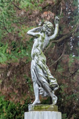 Sochi, Rusya, 12 Nisan 2021. Soçi botanik bahçesinde heykel dekoru