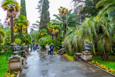 Sochi, Rusya, 12 Nisan 2021. Soçi botanik bahçesinde heykel dekoru