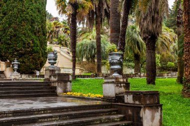 Sochi, Rusya, 12 Nisan 2021. Soçi botanik bahçesindeki eski taş merdivenler.