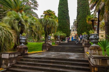 Sochi, Rusya, 12 Nisan 2021. Soçi botanik bahçesindeki eski taş merdivenler.