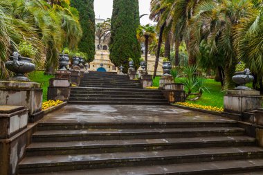 Sochi, Rusya, 12 Nisan 2021. Soçi botanik bahçesindeki eski taş merdivenler.