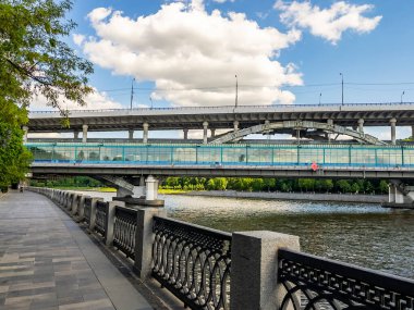 Moskova, Rusya, 25 Mayıs 2021. Şehir manzaralı. Moskova nehri ve onun pitoresk setleri. Luzhnetsky metro köprüsü