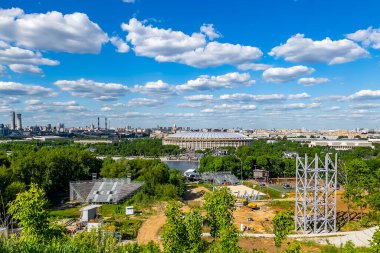 Moskova, Rusya, 25 Mayıs 2021. Vorobyovy Gory 'deki gözlem güvertesinden şehrin panoramik görüntüsü