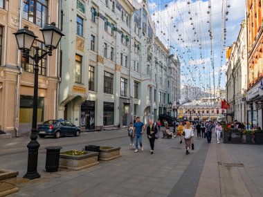 Moskova, Rusya, 25 Mayıs 2021. Kuznetsky 'nin ünlü alışveriş caddesinin mimari topluluğu şehrin tarihi bölgesinde.