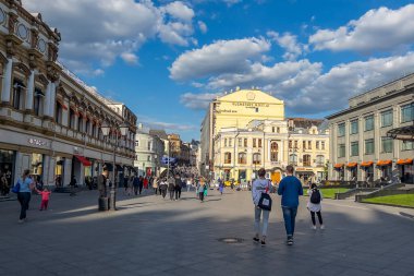 Moskova, Rusya, 25 Mayıs 2021. Kuznetsky 'nin ünlü alışveriş caddesinin mimari topluluğu şehrin tarihi bölgesinde.