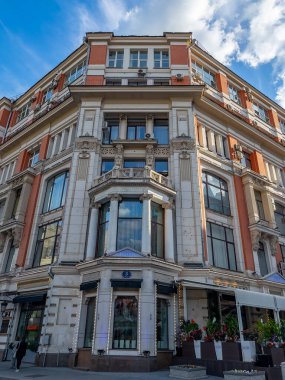 Moskova, Rusya, 18 Mayıs 2021. Şehrin tarihi semtinin mimari topluluğu. Cephe Parçası