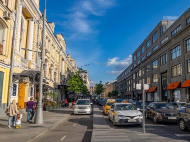 Moskova, Rusya, 25 Mayıs 2021. Şehrin tarihi bölgesindeki tipik caddenin mimari topluluğu.