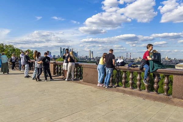 Moscou Rússia Maio 2021 Pessoas Admiram Panorama Cidade Partir Deck — Fotografia de Stock