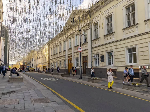 モスクワ ロシア 2021年5月25日 有名なショッピング街クズネツキーの建築アンサンブル市内の歴史地区で最も — ストック写真