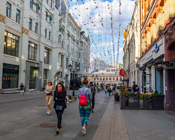 2021年5月25日 俄罗斯莫斯科 城市历史城区库兹涅茨基大街最有名的商业街的建筑组合 — 图库照片