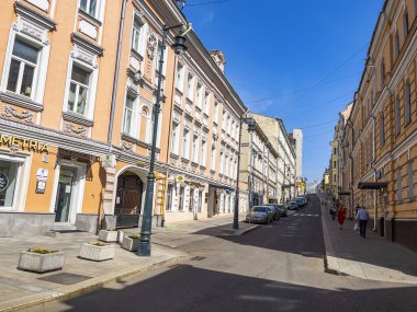 Moskova, Rusya, 25 Mayıs 2021. Şehrin tarihi bölgesindeki tipik caddenin mimari topluluğu.