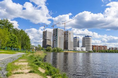 Pushkino, Rusya, 18 Mayıs 2021. Serebryanka nehrinin kıyısında çok katlı yeni binalar