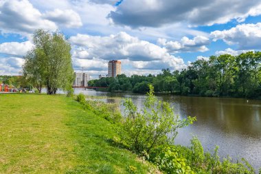 Pushkino, Rusya, 18 Mayıs 2021. Serebryanka nehrinin kıyısında çok katlı yeni binalar