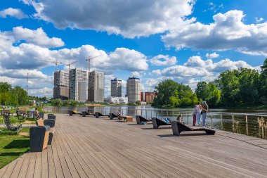 Pushkino, Rusya, 18 Mayıs 2021. Serebryanka nehrinin kıyısında çok katlı yeni binalar
